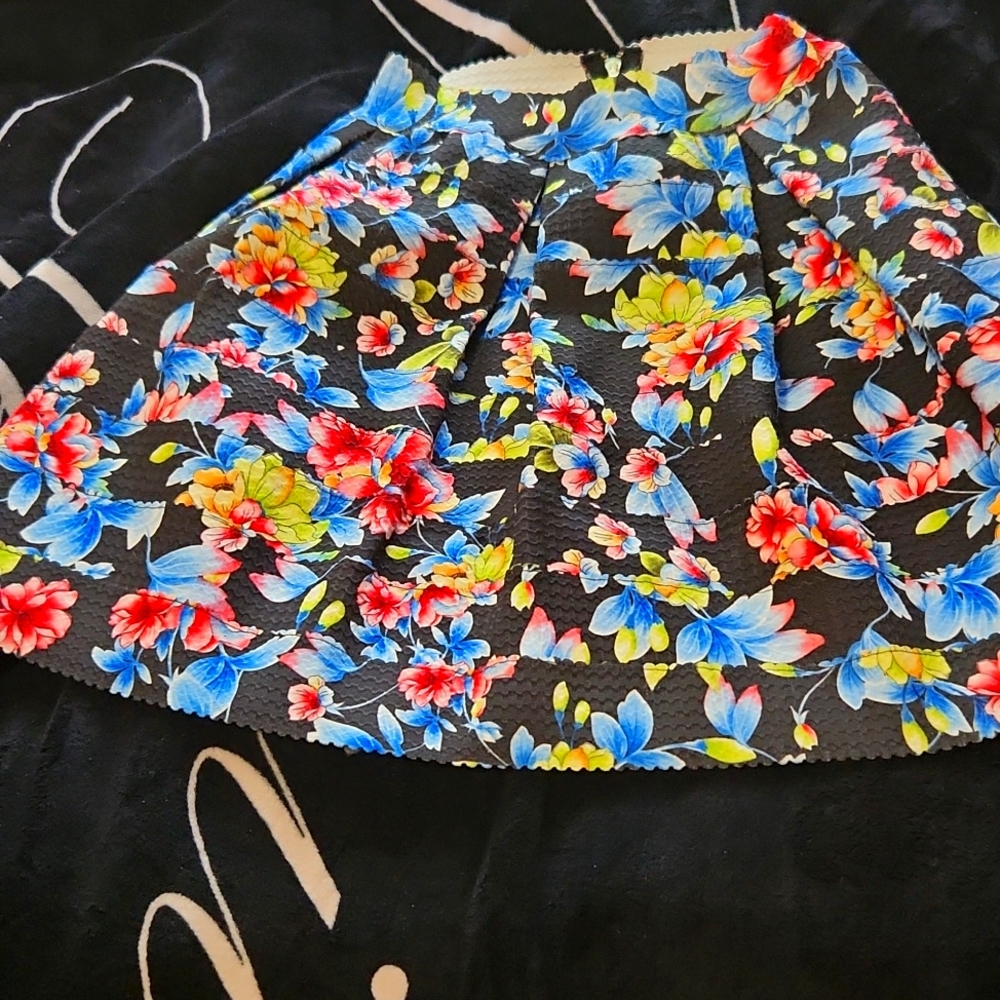 This a beautiful flower midi skirt with vibrant colors and strong material